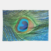 きらびやかで青い孔雀の羽の静物画 キッチンタオル (横)