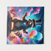 きらびやかなアライグマとドラゴンカーニバル タペストリー (正面(横))