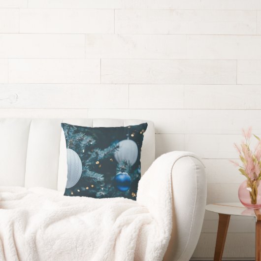 きらびやかなクリスマスツリーとクリスマスボール クッション (ソファ)