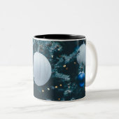 きらびやかなクリスマスツリーとクリスマスボール ツートーンマグカップ (正面右)