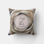 きらびやかなシルバーバラ花びら パーソナライズされた クッション (裏面)