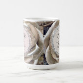 きらびやかなシルバーバラ花びら パーソナライズされた コーヒーマグカップ (中央)