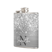 きらびやかなシルバーモノグラムのグーム フラスク (左)