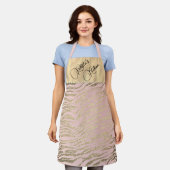 きらびやかなゼブラ印刷オンピンク赤面 パーソナライズされた エプロン (着用した状態)