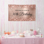 きらびやかなバラゴールドフォイル30th Birthday Welcome 横断幕<br><div class="desc">全モダンキャップのスタイルフォントを黒にモダンした書道。自分のマイルストーン30th誕生日パーティーお祝いのウェルカムサインを作成する。背景には、つや消し金フェイク属箔デジタルアートグラフィックを備えた輝かしいバラグラデーション金ゴールドグリッターが含まれている。</div>