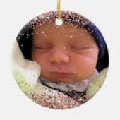 きらびやかなバラ金ゴールドおばあちゃんの私の初めてのクリスマス セラミックオーナメント (裏面)