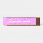 きらびやかなバラ金ゴールドピンクモノグラム名前をカスタムするギフト デスクネームプレート (正面)