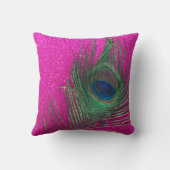 きらびやかなピンクの孔雀の羽の静物画 クッション (裏面)