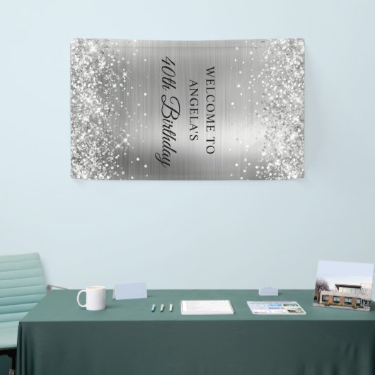 きらびやかな銀箔40th誕生日バーティカル 横断幕 (トレードショー)