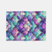 きらめくティール(緑がかった色)パープルマーメイドテールプリントパターン フリースブランケット (正面(横))