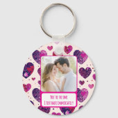 きらめくパープルハートテキストすぐに戻る キーホルダー (正面)