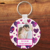 きらめくパープルハートテキストすぐに戻る キーホルダー (正面)