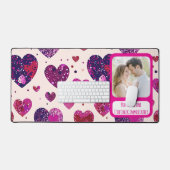 きらめくパープルハートテキストすぐに戻る デスクマット (キーボード&マウス)