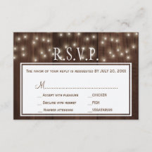 きらめくライト素朴な納屋の木の結婚式rsvp