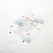 きらめく小さな星の青い雲の赤ちゃんシャワー 箔招待状 (回転した状態)