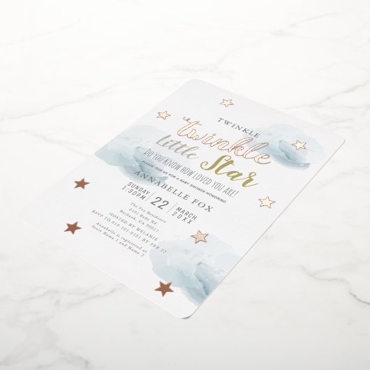 きらめく小さな星の青い雲の赤ちゃんシャワー 箔招待状 (回転した状態)