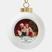 きらめく金ゴールドグリッター私たちの家族のクリスマスフォト セラミックボールオーナメント (正面)