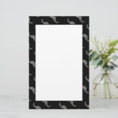 きらめく銀モザイクの口ひげ模様 便箋 (スタンド正面)