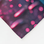 きらめく雨滴バラ街並み《写真》ぼけ味アート フリースブランケット (角)