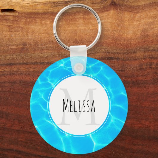 きらめく青いプールの水の反射の写真 キーホルダー (正面)