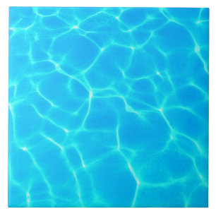 きらめく青いプールの水の反射の写真 タイル