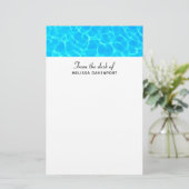 きらめく青いプールの水の反射の写真 便箋 (スタンド正面)