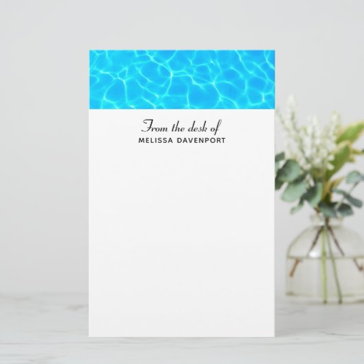 きらめく青いプールの水の反射の写真 便箋 (スタンド正面)