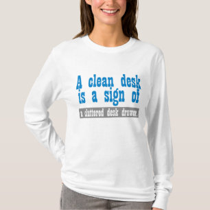 きれいな机は散らかされた机の引出しの印です Tシャツ