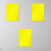 きれいな白い背景を中心とした黄色い四角 (正面)