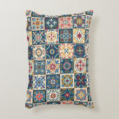 きれいな継ぎ目のない白いカラフルモロッコ。 アクセントクッション (正面(垂直))