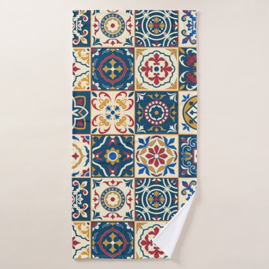 きれいな継ぎ目のない白いカラフルモロッコ。 バスタオル (バスタオル)