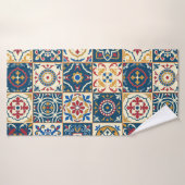 きれいな継ぎ目のない白いカラフルモロッコ。 バスタオル (バスタオル)