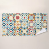 きれいな継ぎ目のない白いカラフルモロッコ。 バスタオル (バスタオル)