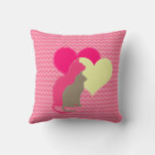 くじ投げ枕にクレー、クリーム、ピンクの猫 クッション (裏面)