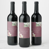 くすんだピンクの背景に水彩画のピンクと白のハイドランジアの花 ワインラベル (ボトル)