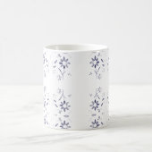 くすんだ青と白の花柄 コーヒーマグカップ (中央)