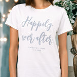 くすんだ青結婚の後パーソナライズされたも幸せに Tシャツ<br><div class="desc">このTシャツパーソナライズされたで結婚声明を出せ「Mergey ever after」という語は書トレンディースクリプトのフォントに含まれ、その下に名前をカスタムする、日付、場所結婚、その他の文字を追加できる。花嫁に素敵な贈り物！色：ほこりっぽい青と白。</div>