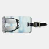 くちばしに触れている2羽のペンギン ラゲッジタグ (正面横)