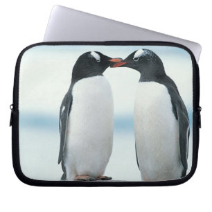 くちばしに触れている2羽のペンギン ラップトップスリーブ