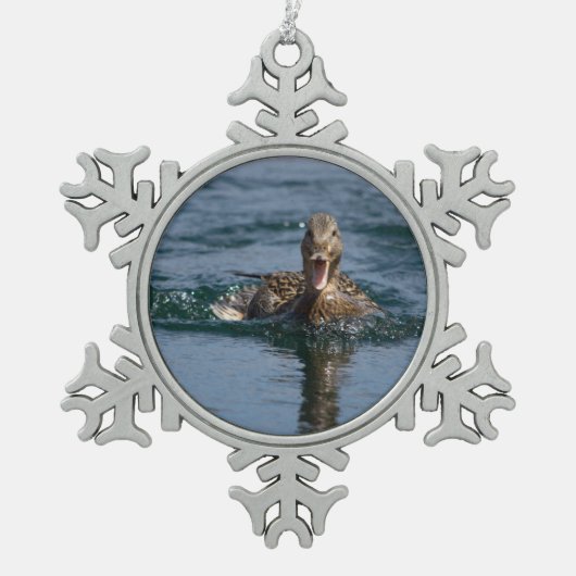 くちばしを開けてアヒル スノーフレークピューターオーナメント (正面)