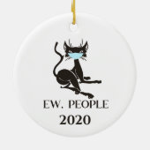 くっ 2020年 人間が猫に顔マスクをさせるのって セラミックオーナメント (裏面)