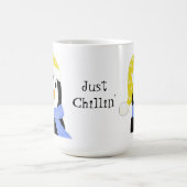 くつろぐペンギンにビックリ コーヒーマグカップ (中央)