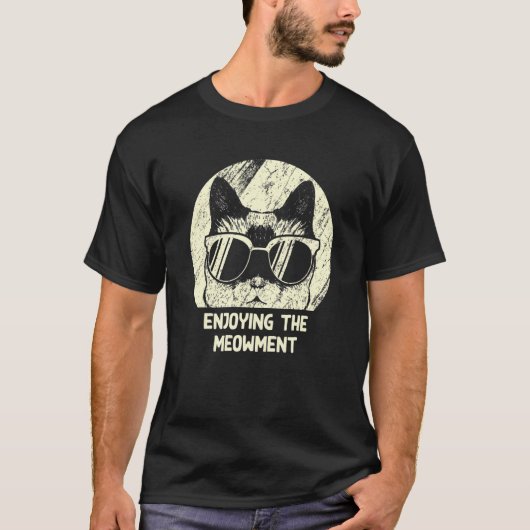 くつろぐ瞬間の猫 ミョーメント 子猫 趣味 ペットママ Tシャツ (正面)