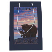 くまおよびカブス- Ketchikan、アラスカ ミディアムペーパーバッグ (正面)