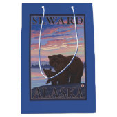 くまおよびカブス- Seward、アラスカ ミディアムペーパーバッグ (正面)