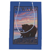 くまおよびカブス- Seward、アラスカ ミディアムペーパーバッグ (裏面)