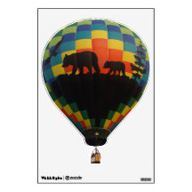 くまおよびワシのシルエットの熱気の気球