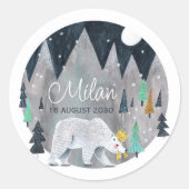 くまが月明かりの下、山の木立を歩く ラウンドシール (正面)