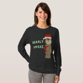くまのクリスマスパジャマで寝るのが大好きな面白いグッズ Tシャツ (正面フル)