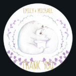 くまのクリスマス水彩感謝祭の贈り物 カップル ラウンドシール<br><div class="desc">このアイテムは、冬の植物や動物に囲まれながら抱き合うロマンチックなホッキョクグマのカップルの水彩画を特徴としています。これは、カップルの婚約、リハーサルディナー、カップルシャワーイベントに最適なアイテムです。
__________________________________________________________________
アシスタンスやカスタムデザインについては、以下のタブからLeahGデザイナーに連絡してください。</div>